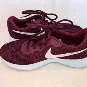 8.5W Nike Plum Sneakers